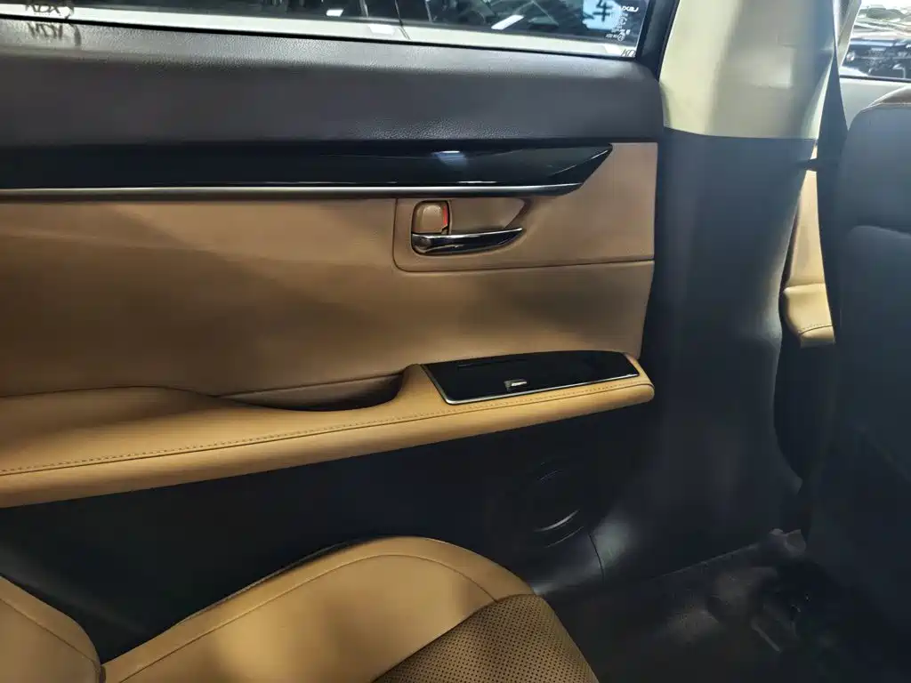 Lexus ES 2016 — фото 17