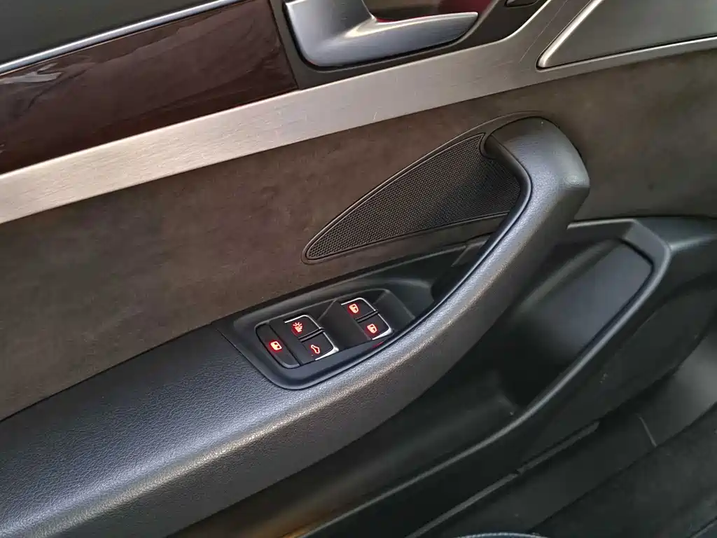 Audi A8 2015 — фото 24