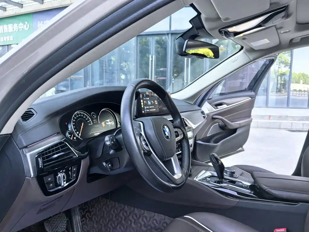 BMW 5 Series 2018 — фото 14