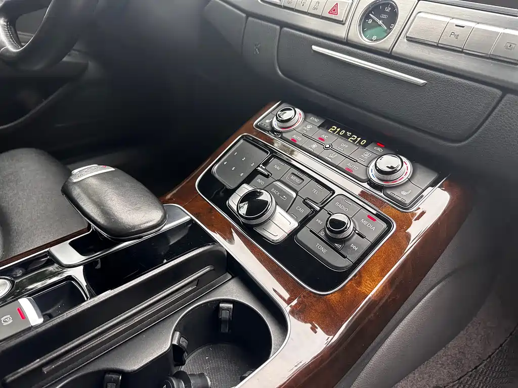 Audi A8 2016 — фото 9
