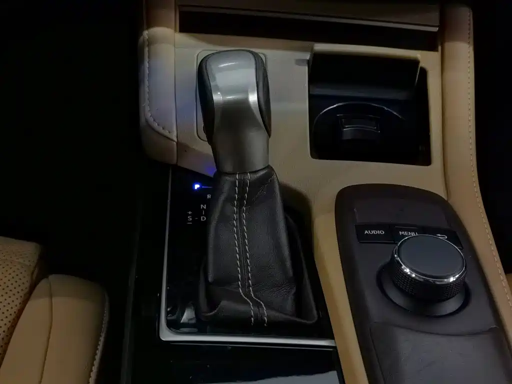 Lexus ES 2015 — фото 13