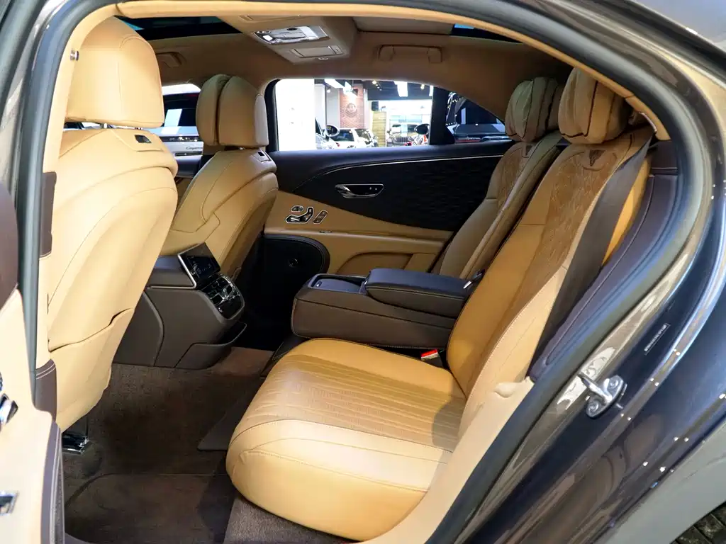 Bentley Flying Spur 2023 — фото 16