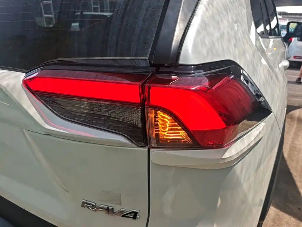 Toyota RAV4 2022 — фото 8