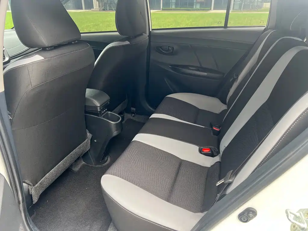 Toyota Yaris L 2022 — фото 13