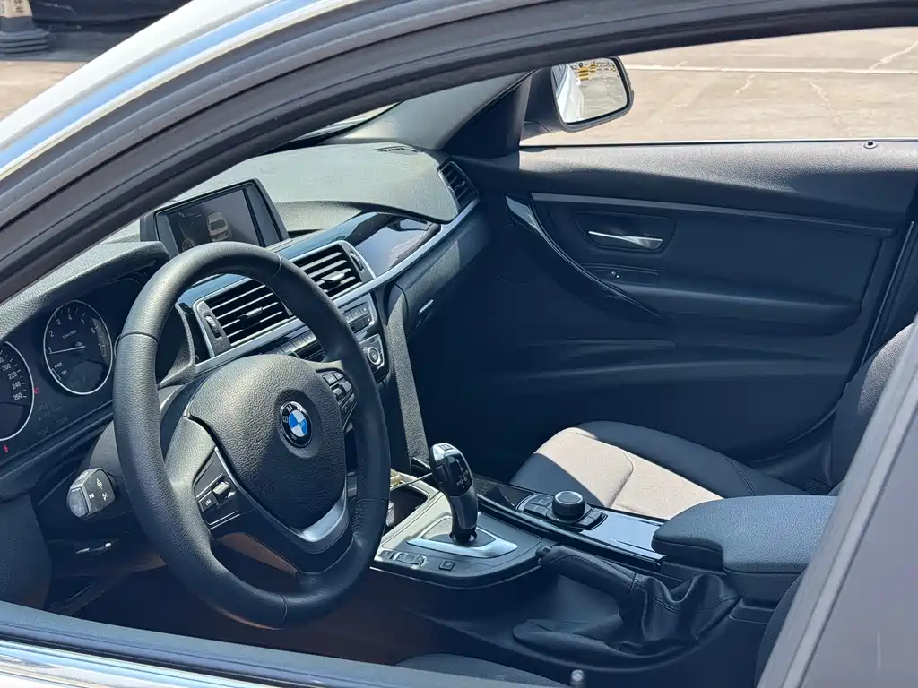 BMW 3 Series 2017 — фото 14