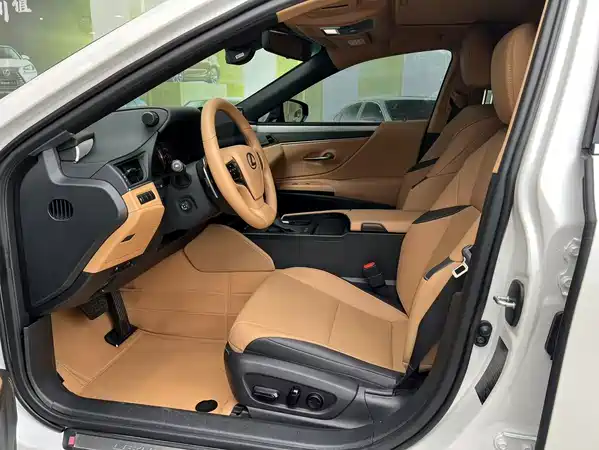 Lexus ES 2025