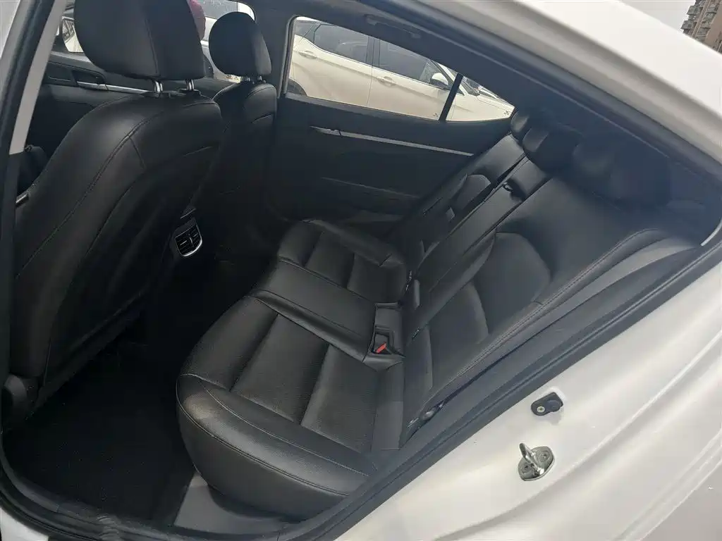 Hyundai Elantra 2019 — фото 17