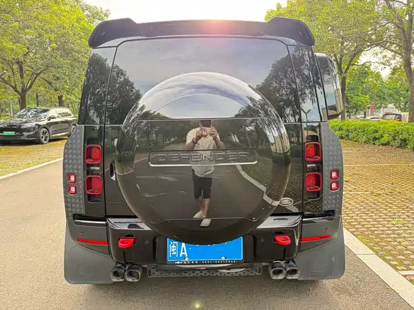 Land Rover Defender 2023