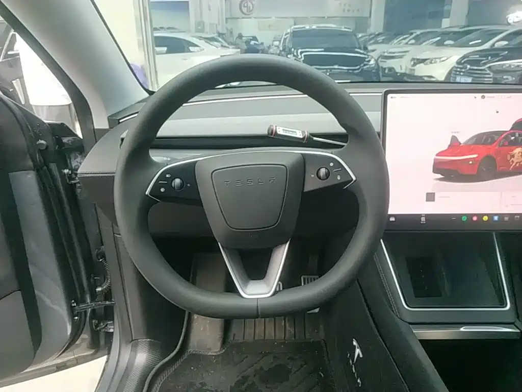 Tesla Model Y 2025 — фото 11