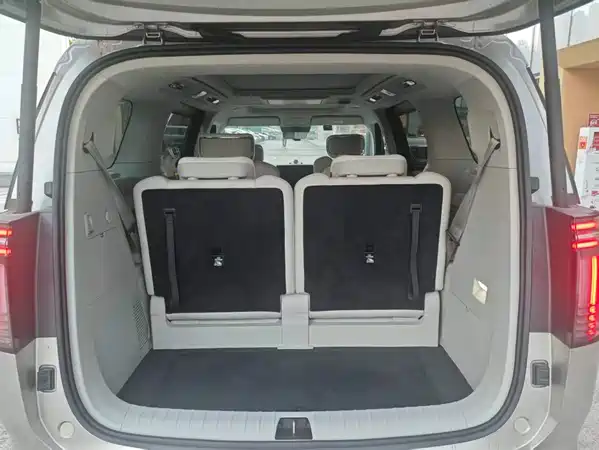 Volvo EM90 2024