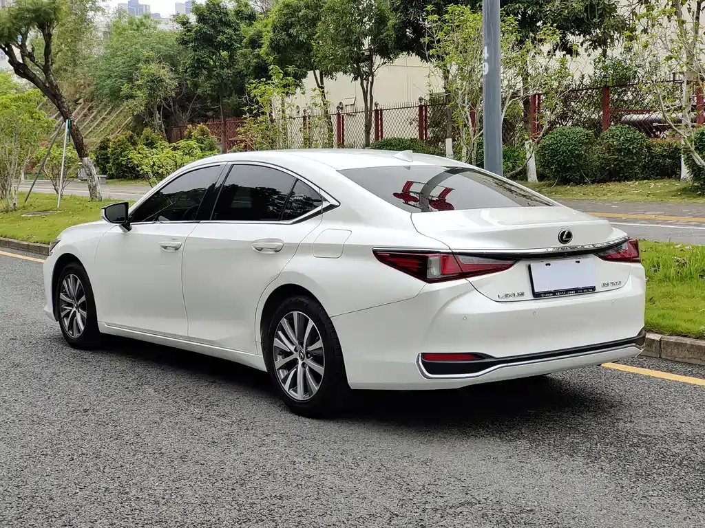 Lexus ES 2018 — фото 14