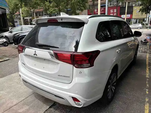 Mitsubishi Outlander 2023