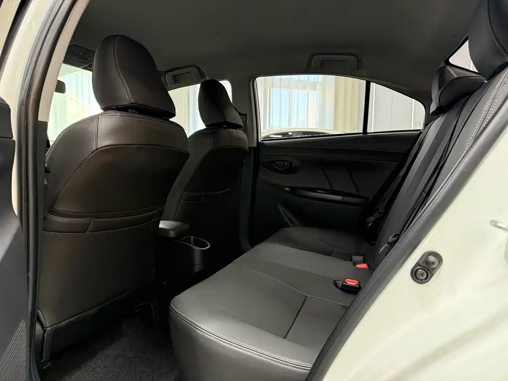 Toyota Yaris L 2022 — фото 12