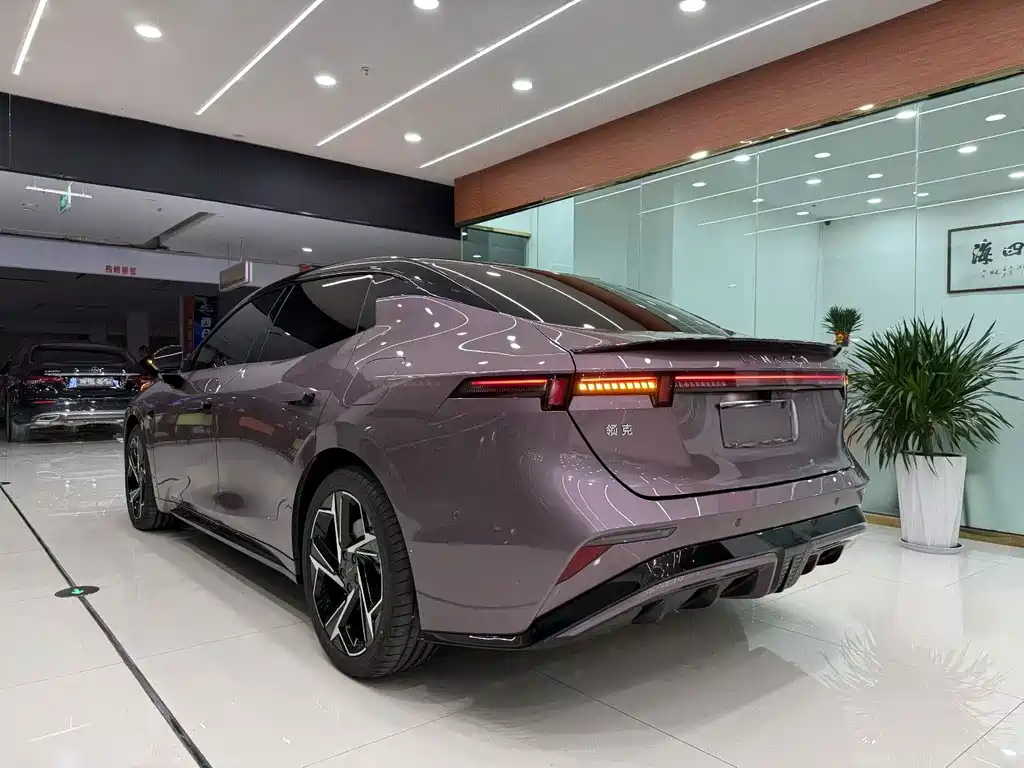 Lynk & Co 07 EM-P 2025 — фото 4
