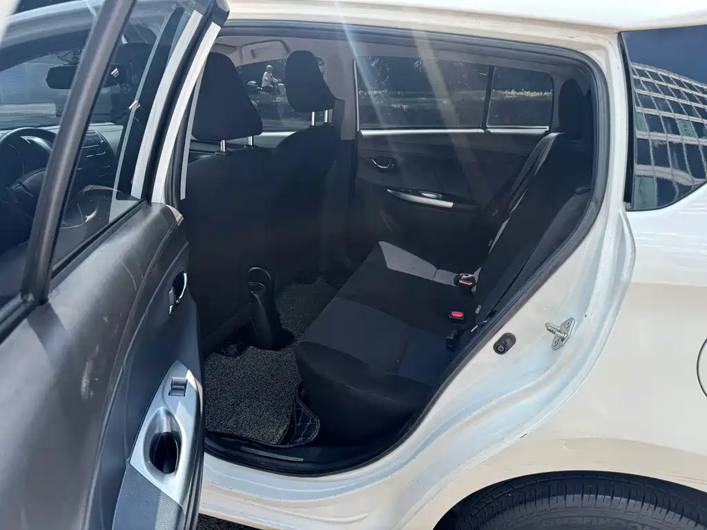 Toyota Yaris L 2015 — фото 10