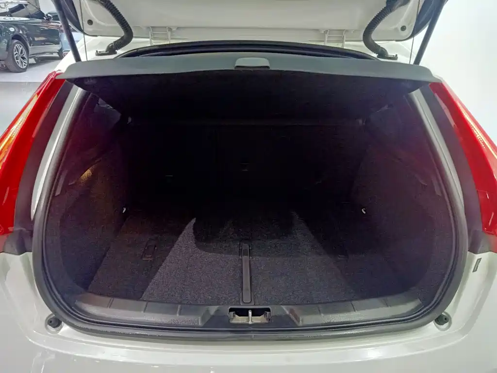 Volvo V40 2017 — фото 21