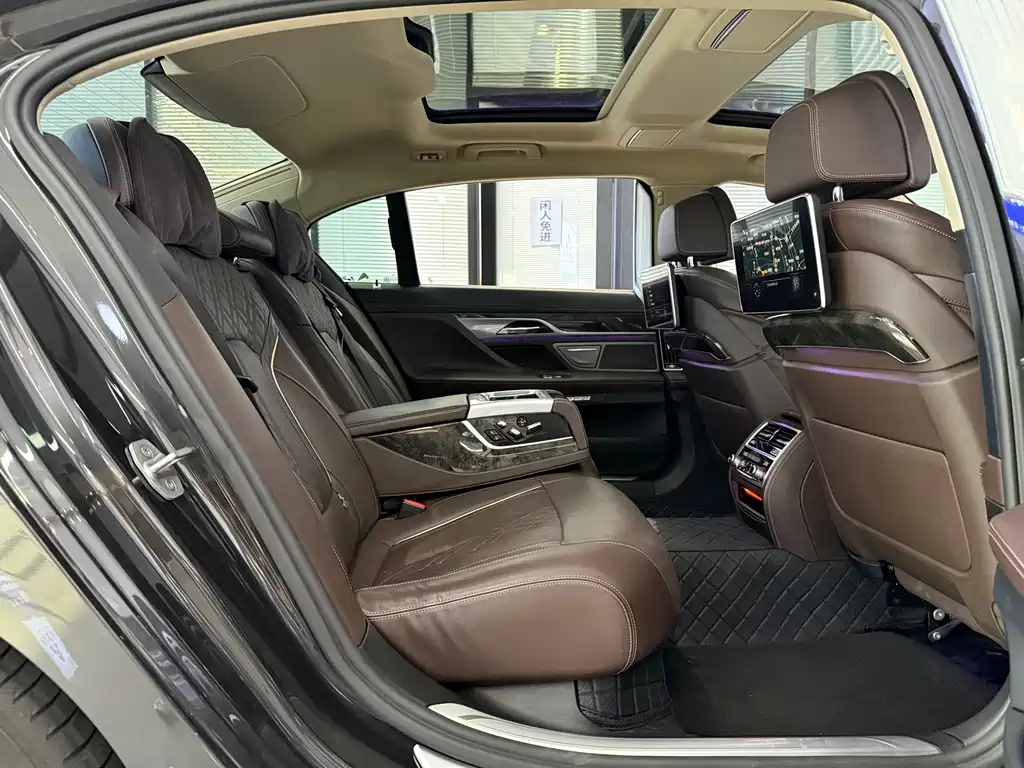 BMW 7 Series 2016 — фото 10