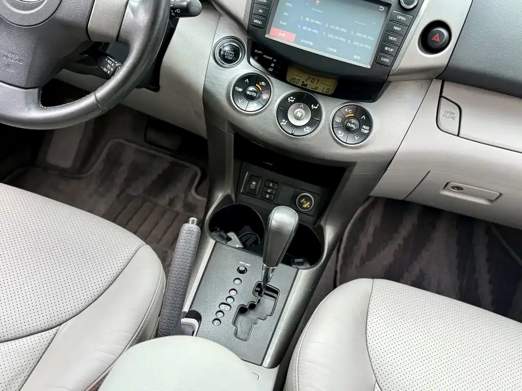 Toyota RAV4 2010 — фото 23