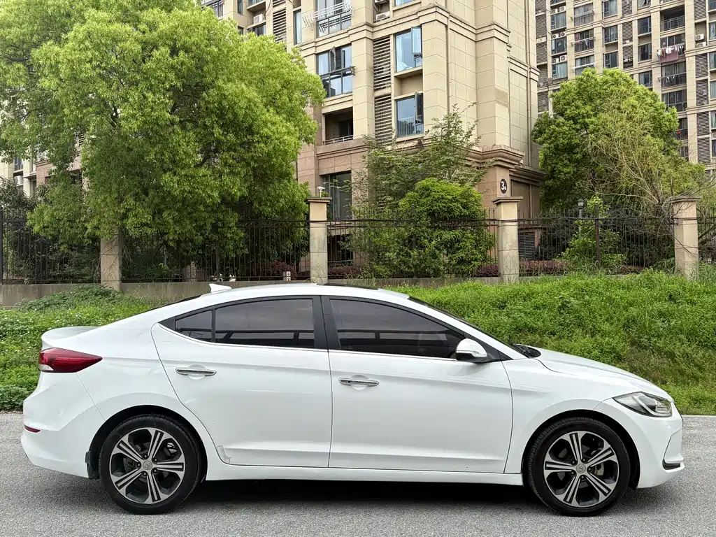 Hyundai Elantra 2018 — фото 8