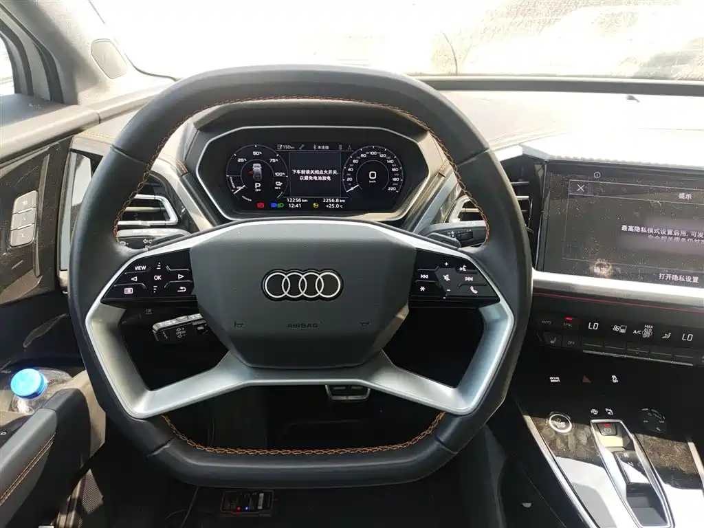 Audi Q4 e-tron 2024 — фото 11