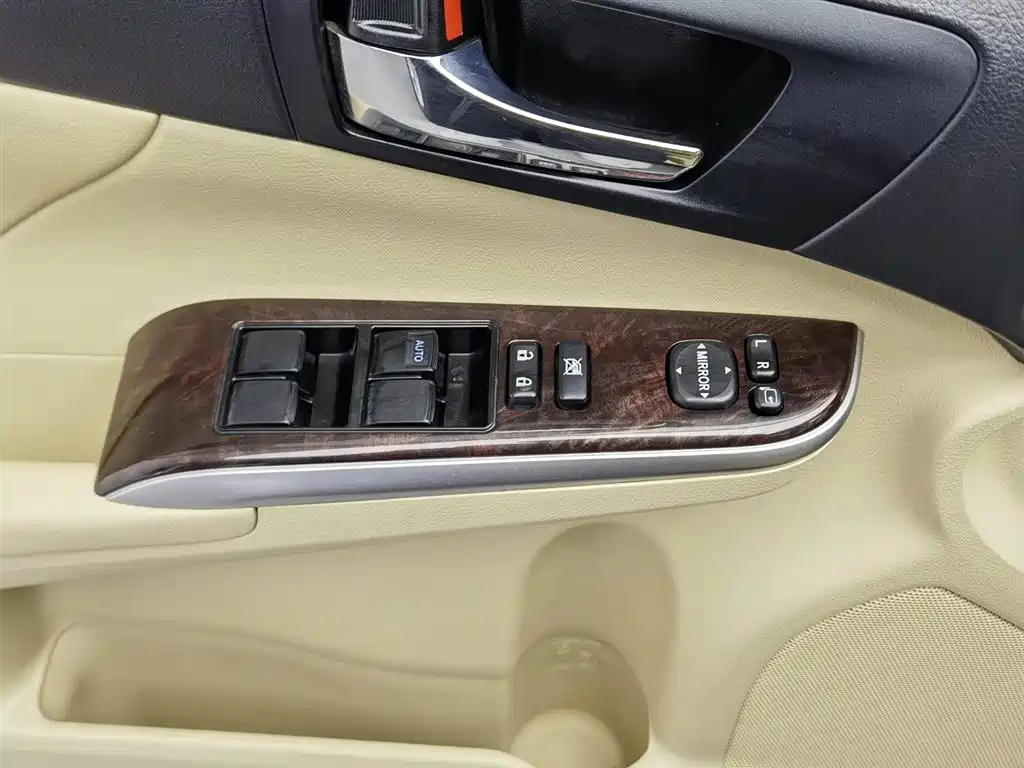 Toyota Camry 2017 — фото 9