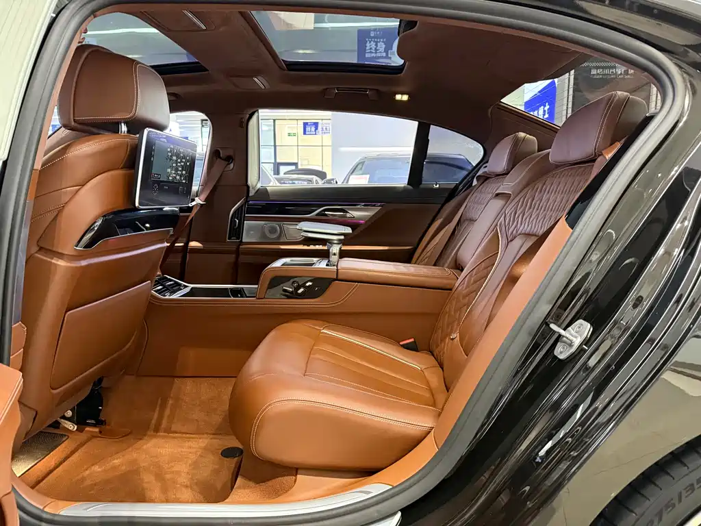BMW 7 Series 2018 — фото 12