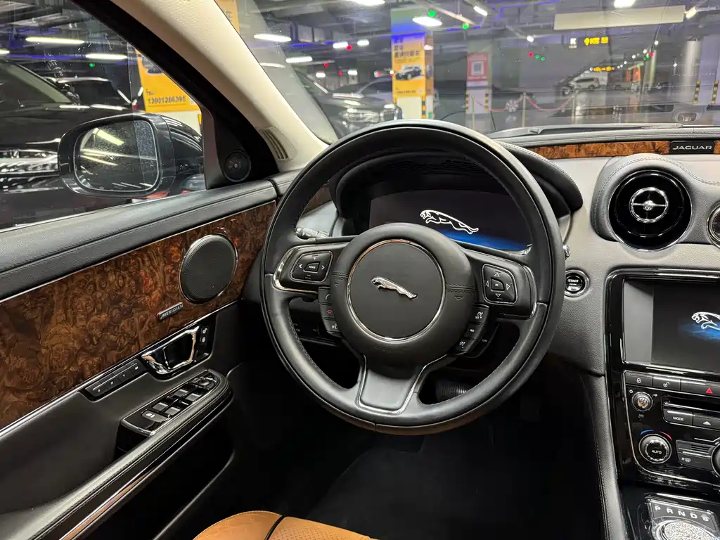 Jaguar XJ 2015 — фото 30
