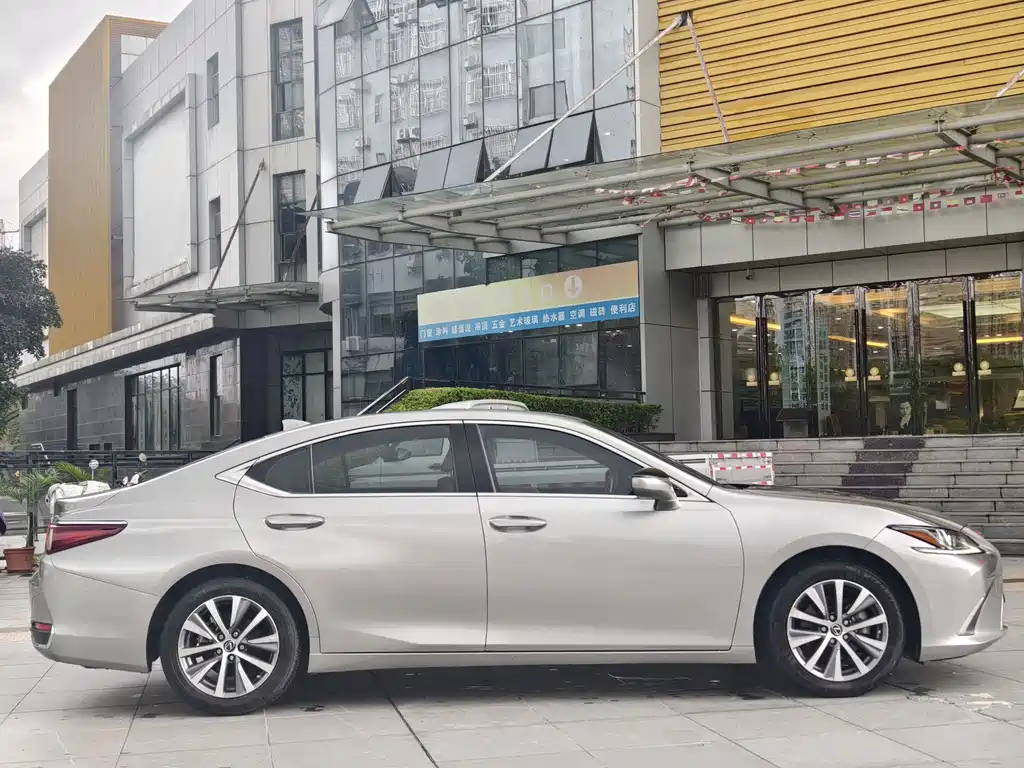 Lexus ES 2019
