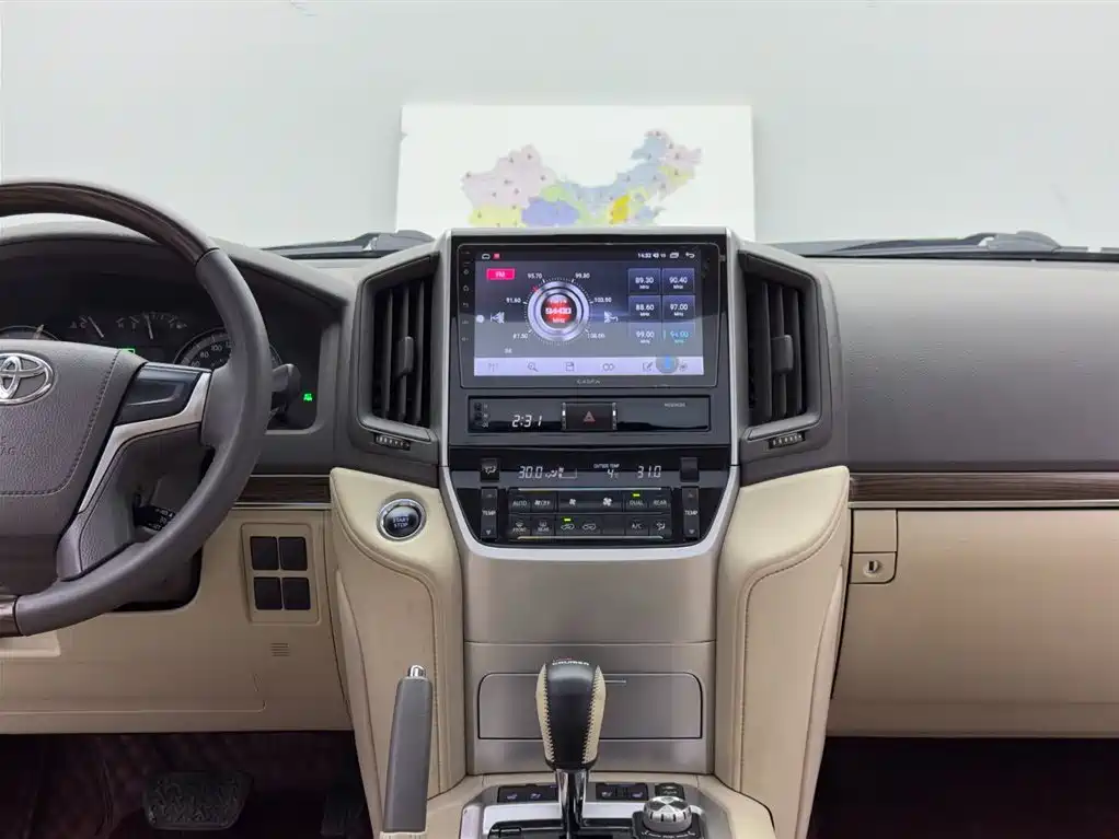 Toyota Land Cruiser 2020 — фото 10