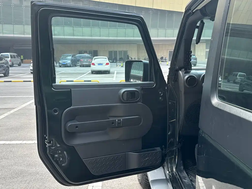 Jeep Wrangler 2010 — фото 11