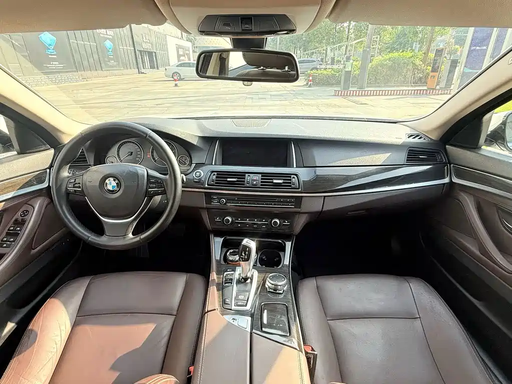 BMW 5 Series 2015 — фото 11