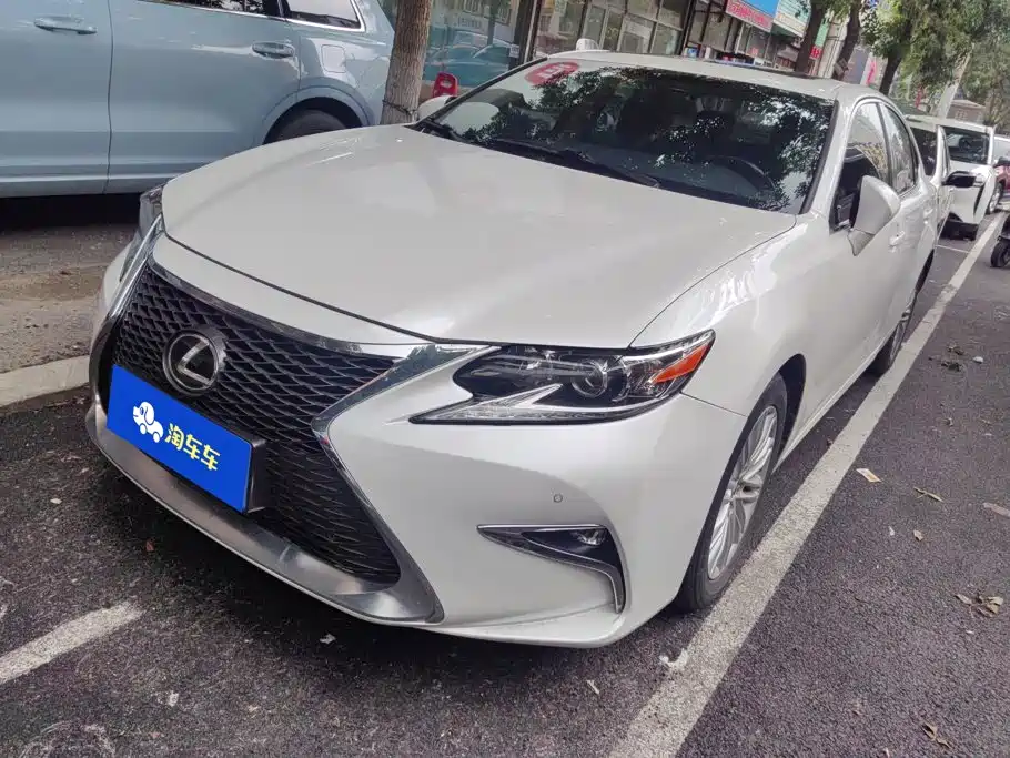 Lexus ES 2017 — фото 1