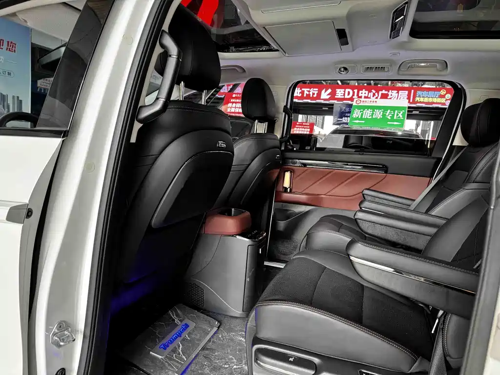 GAC Motor E8 PHEV 2024 — фото 19