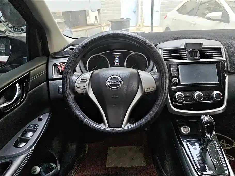 Nissan Tiida 2017 — фото 15