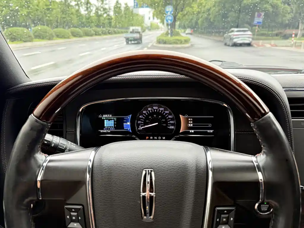 Lincoln Navigator 2018 — фото 16
