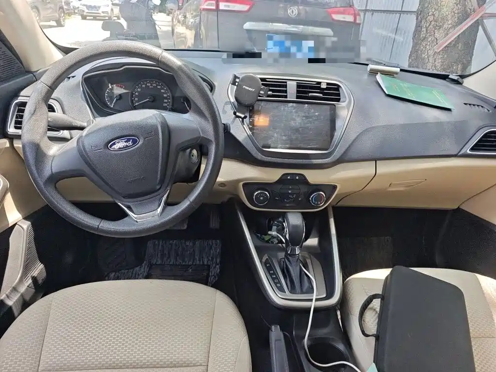 Ford Escort 2017 — фото 13