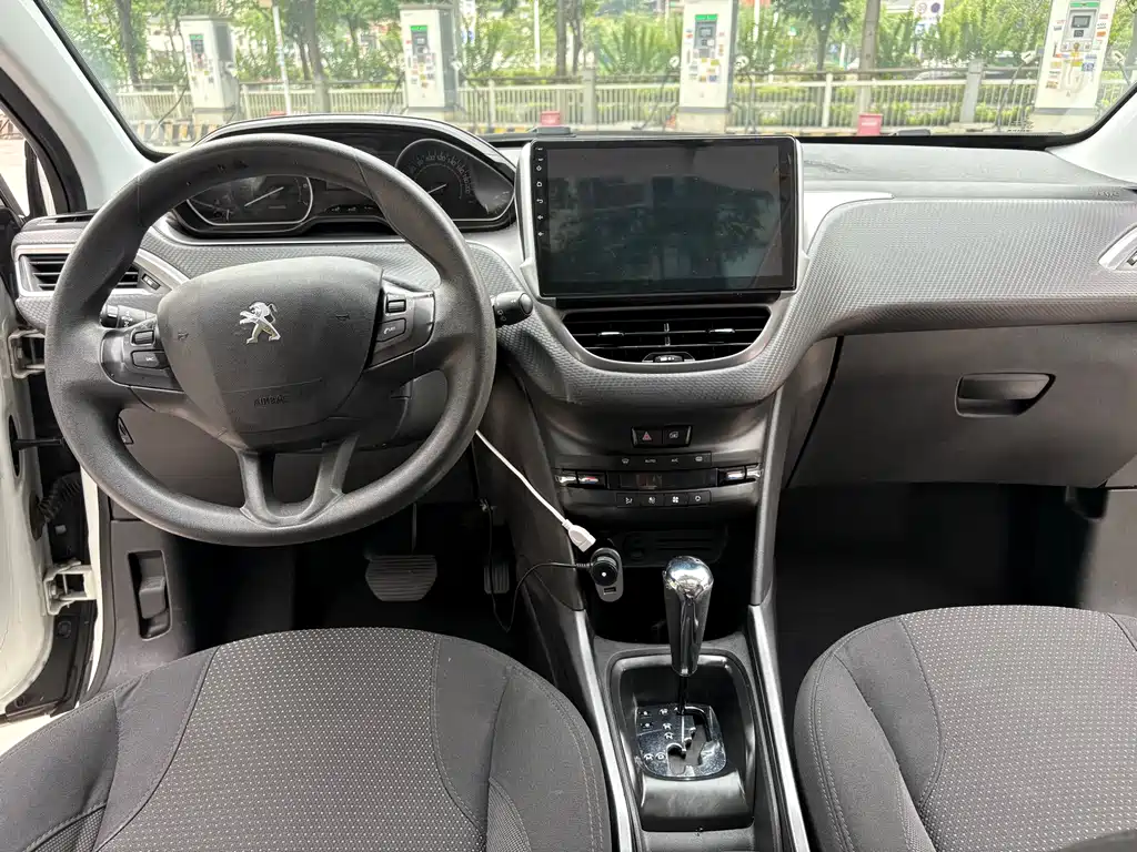 Peugeot 2008 2015 — фото 10