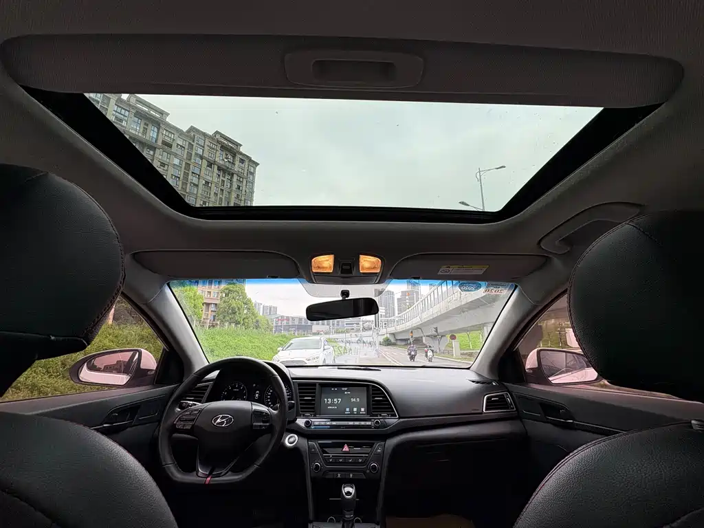 Hyundai Elantra 2018 — фото 18