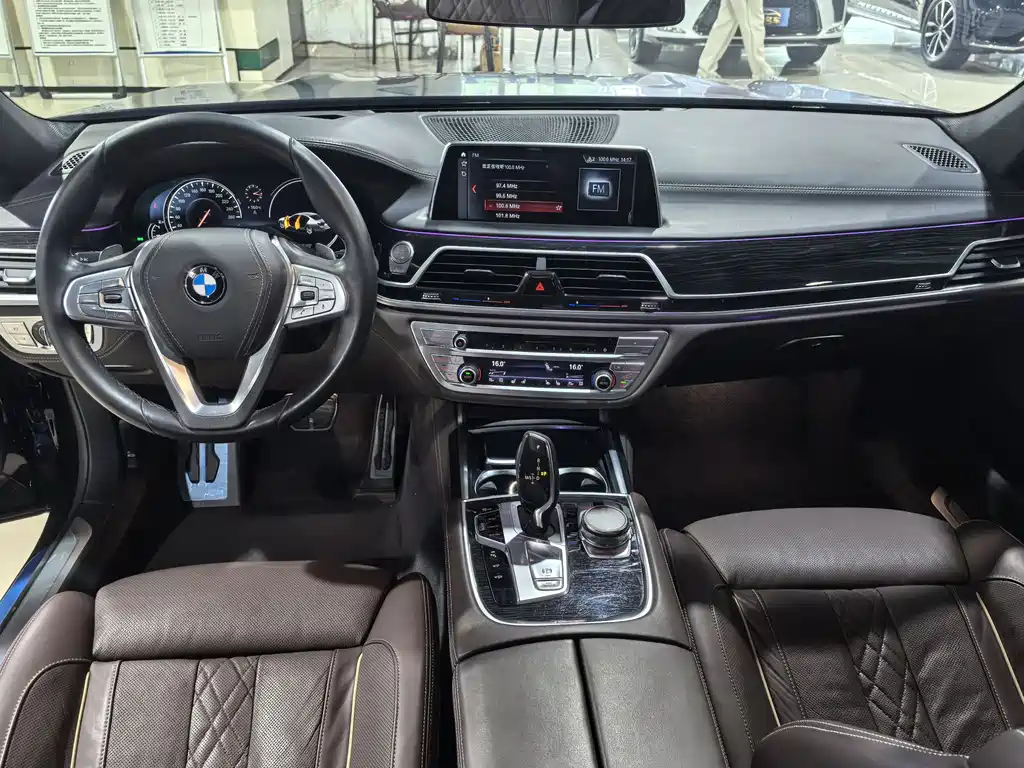 BMW 7 Series 2018 — фото 10