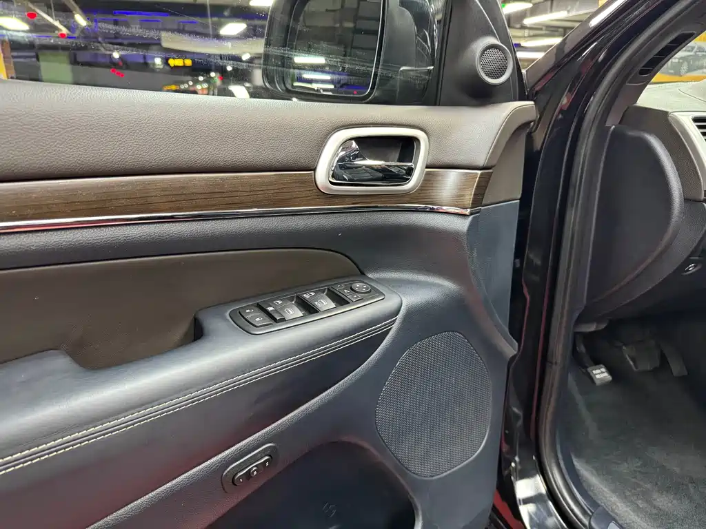 Jeep Grand Cherokee 2016 — фото 24