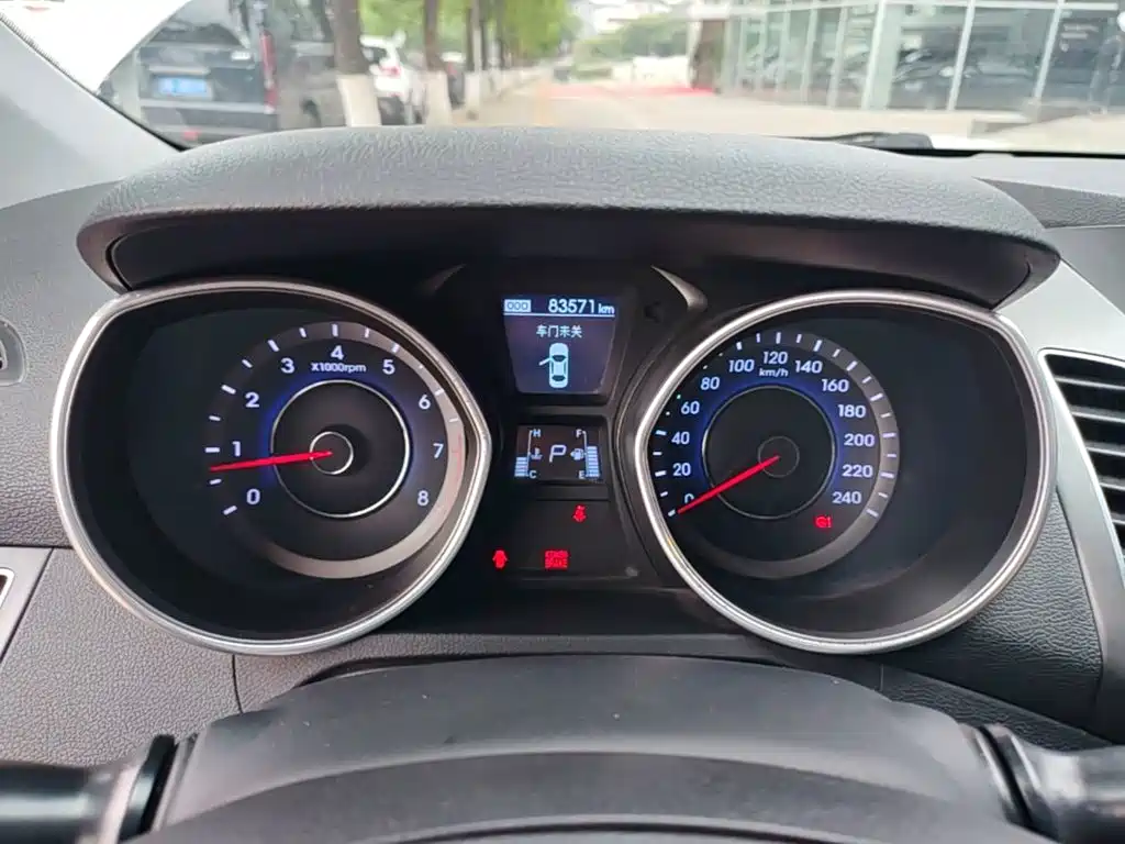 Hyundai Elantra Langdong 2016 — фото 12