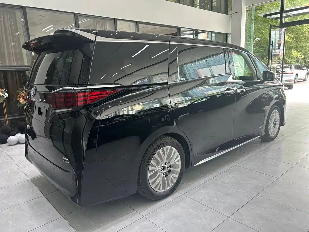 Toyota Alphard — фото 17