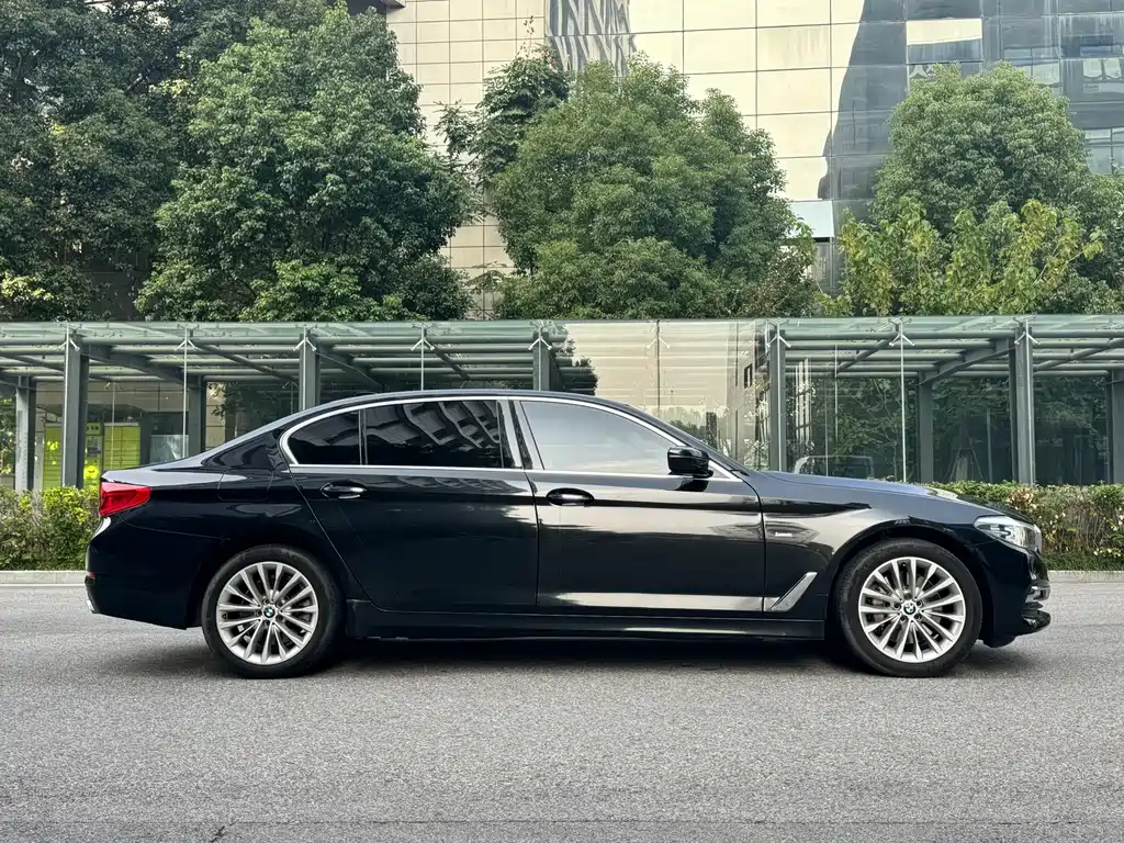 BMW 5 Series 2018 — фото 7