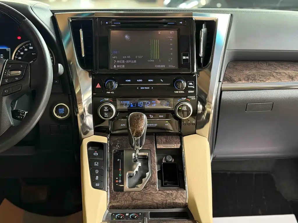 Toyota Alphard 2018 — фото 17