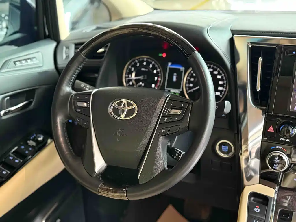 Toyota Alphard 2018 — фото 16