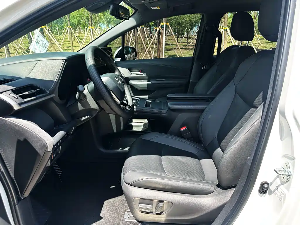 Toyota Sienna 2023 — фото 10