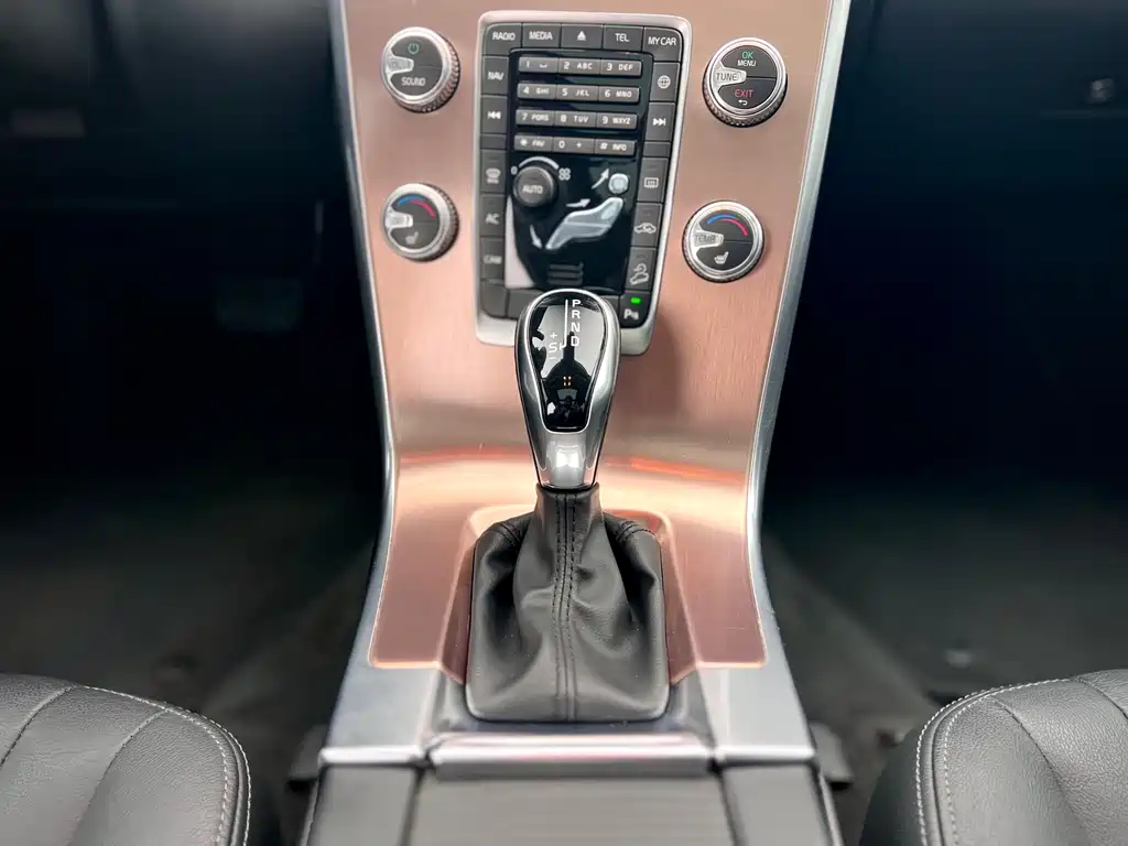 Volvo XC60 2017 — фото 17