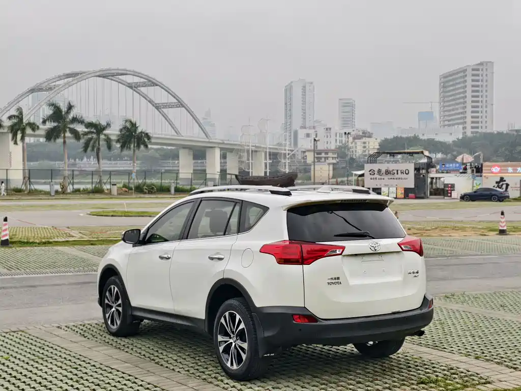 Toyota RAV4 2015 — фото 6