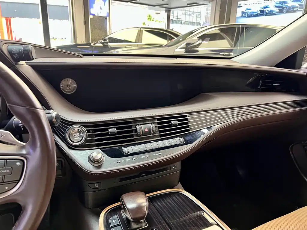 Lexus LS 2018 — фото 10