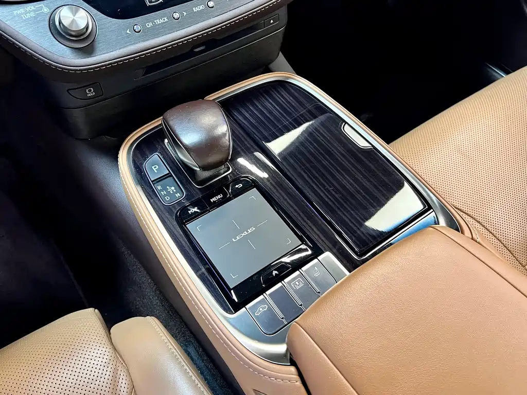 Lexus LS 2018 — фото 12